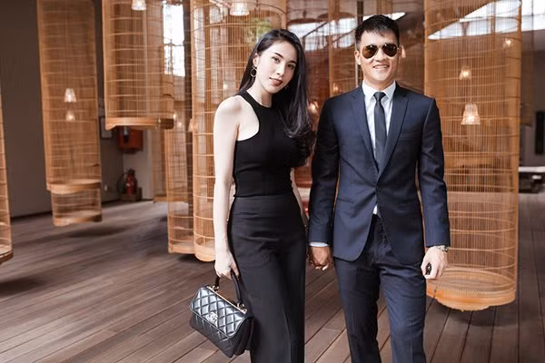 Vợ chồng Thủy Tiên diện trang phục "ton sur ton" với gam màu đen nổi bật.