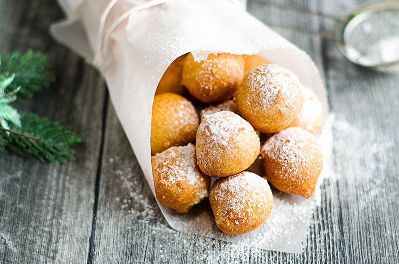 Fritule (Croatia): Fritule là loại bánh rán được làm đặc biệt cho dịp lễ Giáng sinh. Những chiếc bánh mini này có nguyên liệu đa dạng gồm rượu rum, vỏ cam quýt, hạt nho khô, bột mì. Bánh sẽ được chiên và phủ lớp đường ngọt ngào trên bề mặt.