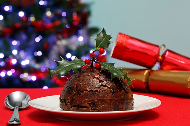 Figgy pudding (Anh): Figgy pudding còn được gọi là bánh pudding mận hay bánh pudding Giáng sinh. Đây là món tráng miệng truyền thống ở xứ sở sương mù vào mùa Noel. Chiếc bánh này được làm từ hoa quả khô, muối và nhiều rượu.