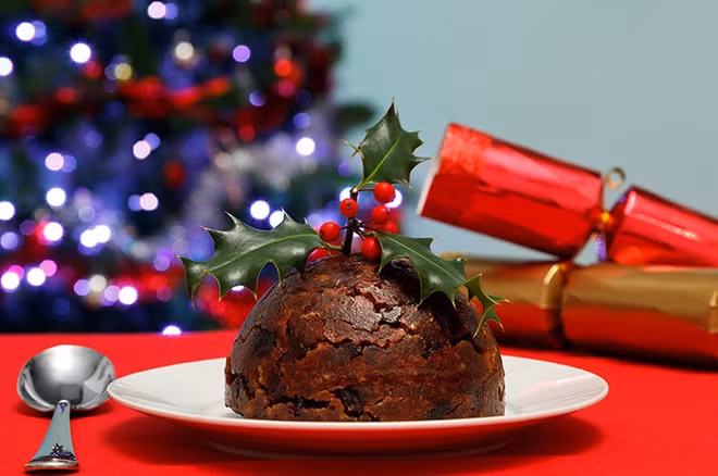 Figgy pudding (Anh): Figgy pudding còn được gọi là bánh pudding mận hay bánh pudding Giáng sinh. Đây là món tráng miệng truyền thống ở xứ sở sương mù vào mùa Noel. Chiếc bánh này được làm từ hoa quả khô, muối và nhiều rượu.