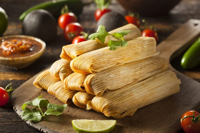 Tamales (Costa Rica): Tamales là món bánh truyền thống vào dịp Giáng sinh của quốc gia ở Trung Mỹ này. Mỗi gia đình tại đây đều có công thức chế biến bí mật của riêng mình. Bánh có nguyên liệu cơ bản gồm bột ngô trộn với mỡ, thịt, cá, nho khô, ô liu, cà rốt và ớt.