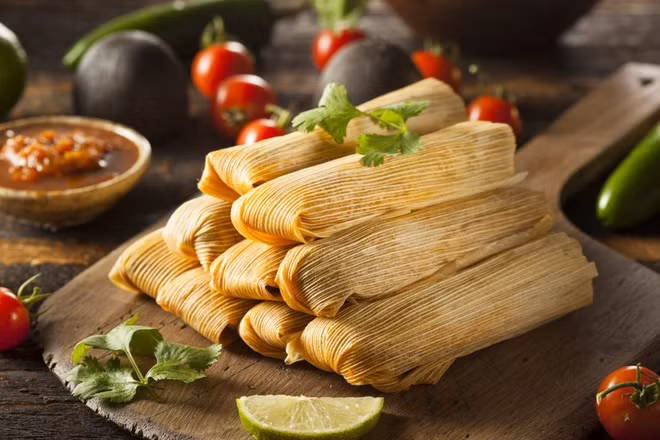 Tamales (Costa Rica): Tamales là món bánh truyền thống vào dịp Giáng sinh của quốc gia ở Trung Mỹ này. Mỗi gia đình tại đây đều có công thức chế biến bí mật của riêng mình. Bánh có nguyên liệu cơ bản gồm bột ngô trộn với mỡ, thịt, cá, nho khô, ô liu, cà rốt và ớt.