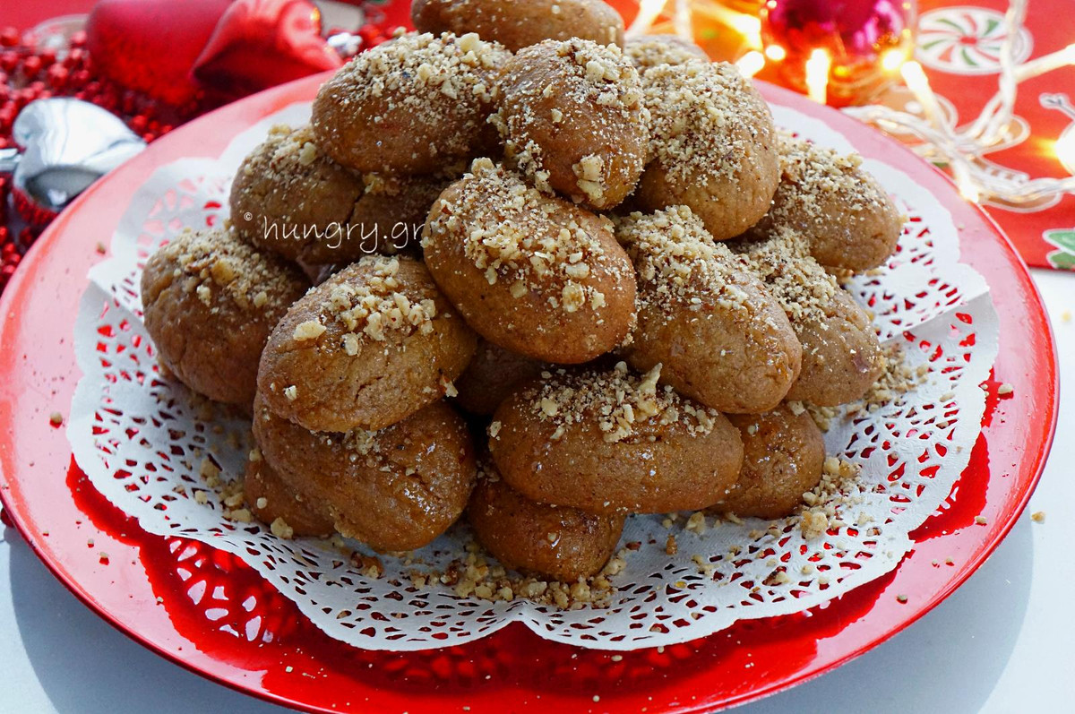 Melomakarona (Hy Lạp): Melomakarona là loại bánh thường được làm bằng cam tươi và quế. Hương vị này phổ biến trong các ngày lễ Giáng sinh tại Hy Lạp. Nhiều gia đình tự làm melomakarona truyền thống với những công thức tùy vào sở thích cá nhân. Bánh sau khi nướng sẽ được ngâm trong hỗn hợp mật ong và phủ hạt óc chó.