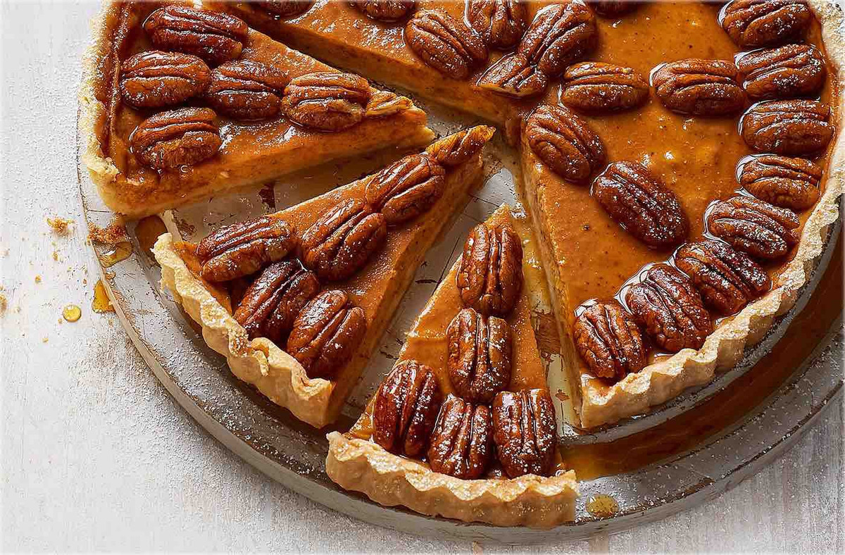 Pecan Pie (Mỹ): Người Mỹ có rất nhiều món ngon để thưởng thức vào dịp Giáng sinh. Trong đó, món tráng miệng được nhiều người ưa thích phải kể đến là Pecan Pie, một loại bánh táo với hạt hồ đào đầy ắp phía trên.