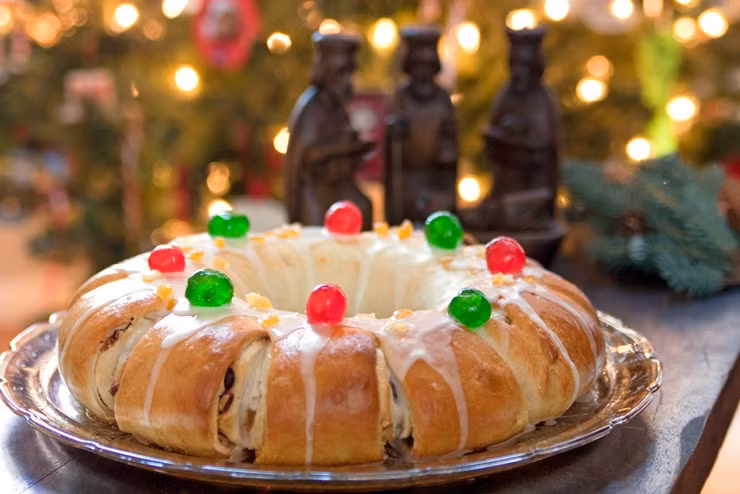 Rosca de Reyes (Tây Ban Nha): Đây là một loại bánh truyền thống của Tây Ban Nha. Bánh thường xuất hiện trong suốt dịp lễ Giáng sinh đến ngày 6/1 hàng năm để mừng lễ Dia de ló Reyes (Ngày của đức Vua).