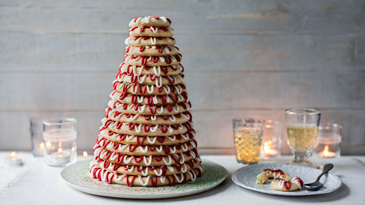 Kransekake (Na Uy): Loại bánh Giáng sinh này được làm từ hạnh nhân là món tráng miệng phổ biến trong các dịp đám cưới, lễ Tết hay Giáng sinh tại Na Uy. Chiếc bánh này gồm 18 chiếc bánh dạng vòng, được gắn với nhau bằng đường phủ và sắp xếp thành nhiều tầng từ to đến nhỏ dần.