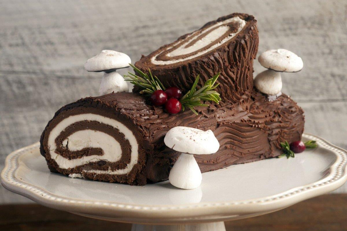 Bánh khúc cây (Buche de Noel), Pháp: Đây là loại bánh ngọt độc đáo dịp Giáng sinh của Pháp. Buche de Noel trong tiếng Pháp có nghĩa là "khúc cây lễ giáng sinh". Đúng như tên gọi, chiếc bánh có hình một khúc gỗ với lớp kem socola phủ ngoài, bên trên và xung quanh được trang trí thêm những cây thông, thảm cỏ, ông già noel, nấm, quả việt quất...