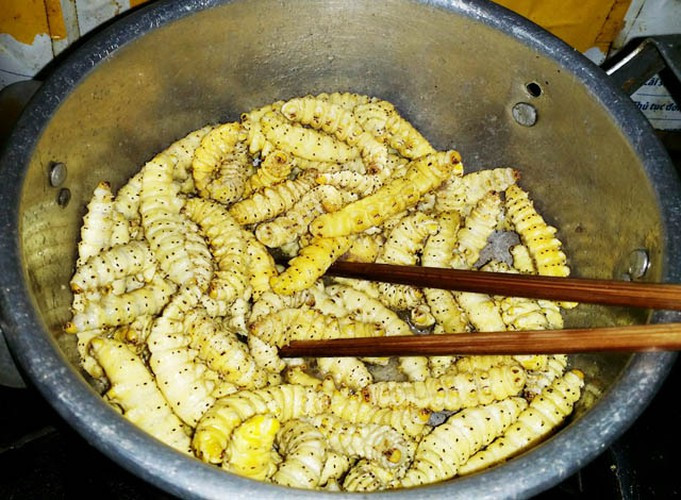 Để tăng dinh dưỡng cho thực phẩm, chuẩn bị thêm thịt nạc vai thái con chì, nhỏ bằng con tằm, cho vào chảo, đảo kỹ. Mỡ trong thịt tiết ra hết, thịt khô lại, cháy cạnh, vàng đều là được.