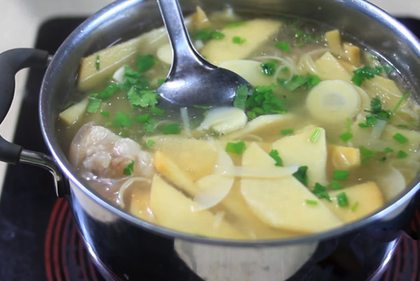 Măng: Đây là món ăn phổ biến trong bữa ăn nhiều gia đình Việt nhưng nam giới không nên ăn quá nhiều. Măng chứa nhiều chất axit oxalic, có thể ảnh hưởng đến sự hấp thụ canxi của cơ thể, khó hấp thụ kẽm, thiếu kẽm có thể dẫn đến ham muốn tình dục giảm, giảm chức năng tình dục, không có lợi cho sức khỏe của nam giới.