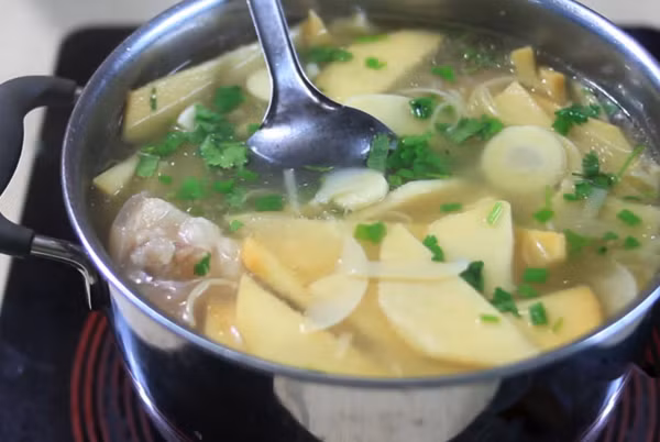 Măng: Đây là món ăn phổ biến trong bữa ăn nhiều gia đình Việt nhưng nam giới không nên ăn quá nhiều. Măng chứa nhiều chất axit oxalic, có thể ảnh hưởng đến sự hấp thụ canxi của cơ thể, khó hấp thụ kẽm, thiếu kẽm có thể dẫn đến ham muốn tình dục giảm, giảm chức năng tình dục, không có lợi cho sức khỏe của nam giới.