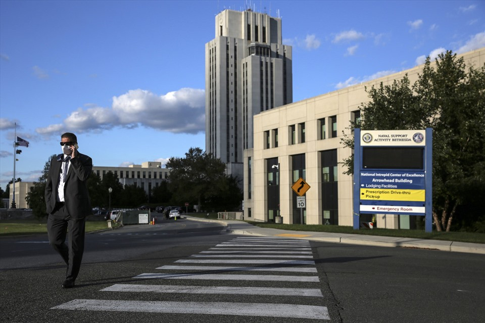 Trước đó, tối 2/10, Tổng thống Mỹ Donald Trump đã được chuyển tới Trung tâm Y tế quân đội quốc gia Walter Reed ở bang Maryland, gần thủ đô Washington sau khi mắc COVID-19. Báo Washington Post dẫn hai nguồn thạo tin cho biết ông Trump bị sốt nhẹ, ho và nghẹt mũi.