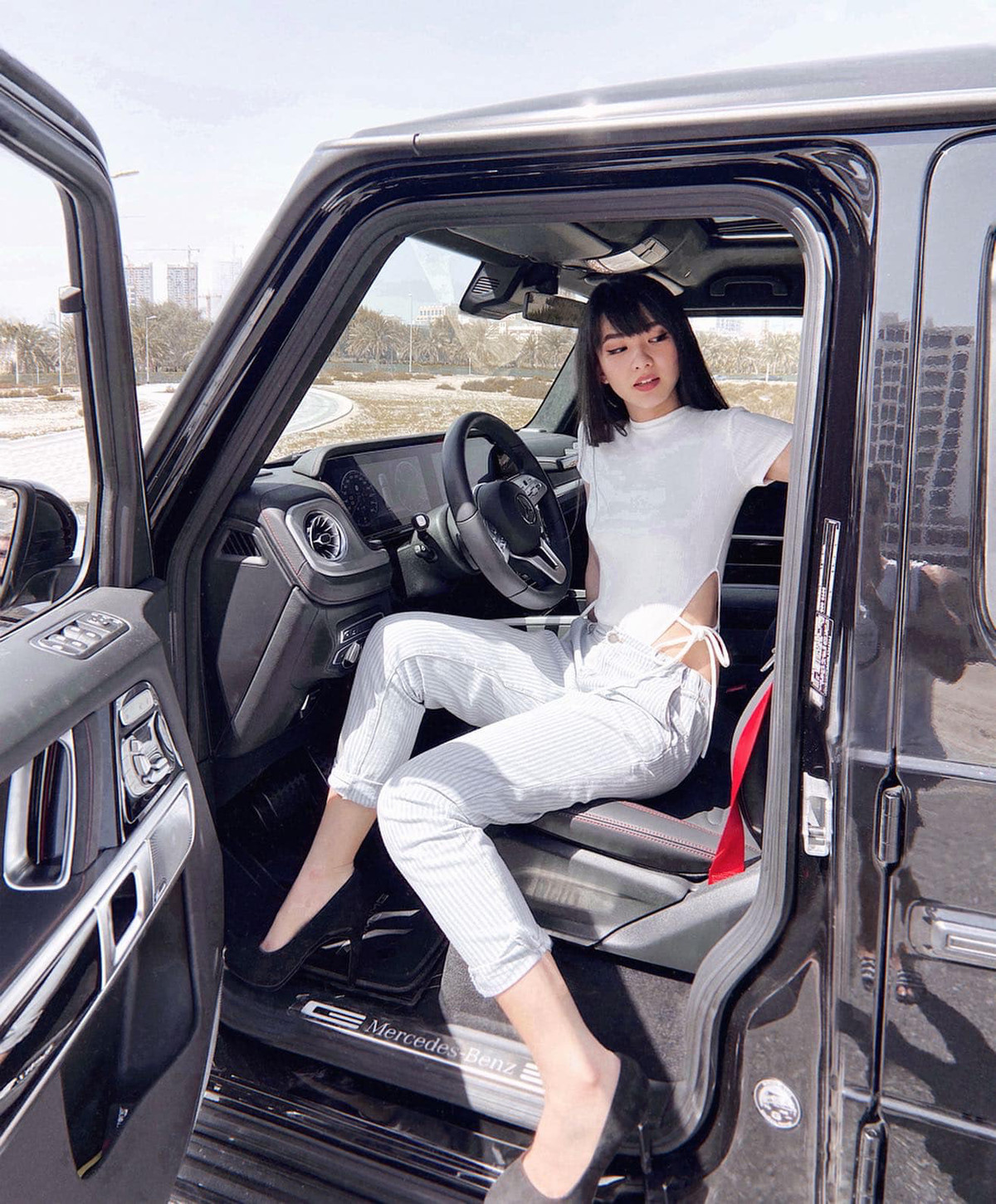 Làm việc cho một trong những hãng hàng không đắt giá nhất hành tinh có trụ sở tại Dubai, Huyền Trang khiến nhiều cô gái phải ghen tị bởi tài năng cũng như cuộc sống sang chảnh của mình.