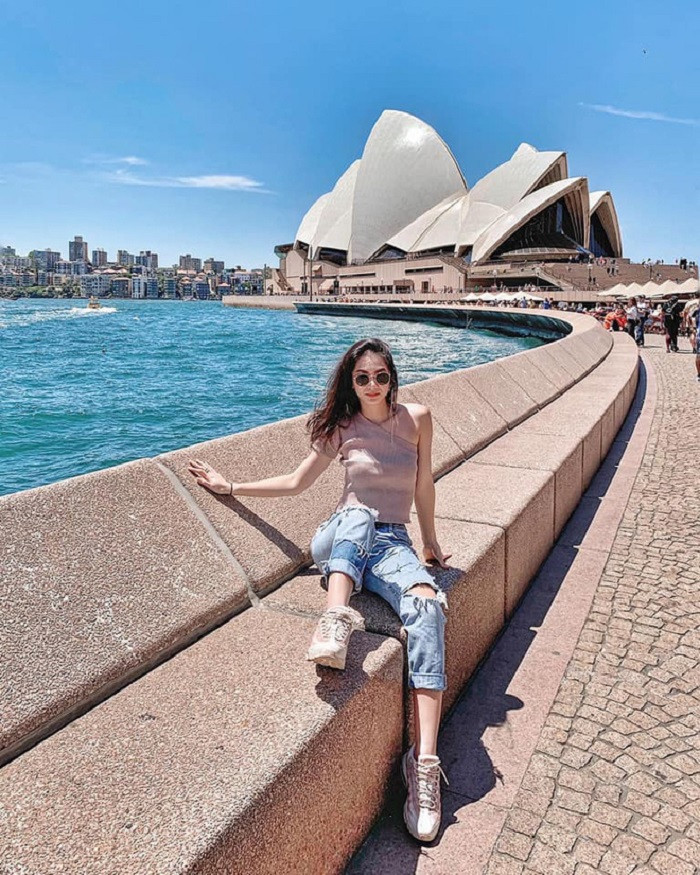 Diện những trang phục đơn giản, gợi cảm vừa phải giúp thể hiện cá tính thời trang của cô là người năng động, trẻ trung.