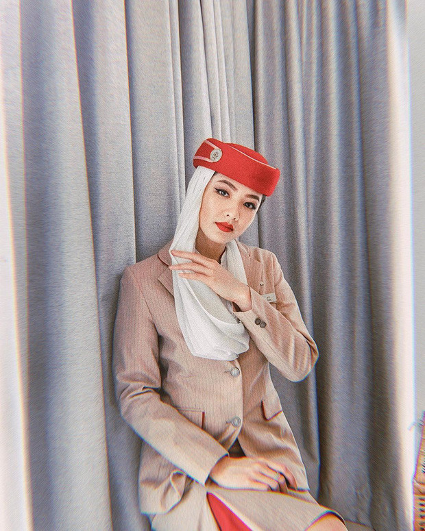 Trần Huyền Trang (sinh năm 1993, Hà Nội) làm việc cho hãng hàng không Emirates (trụ sở tại Dubai, UAE). Cô sở hữu ngoại hình cân đối, khuôn mặt xinh đẹp và gu thời trang nóng bỏng, hiện đại.