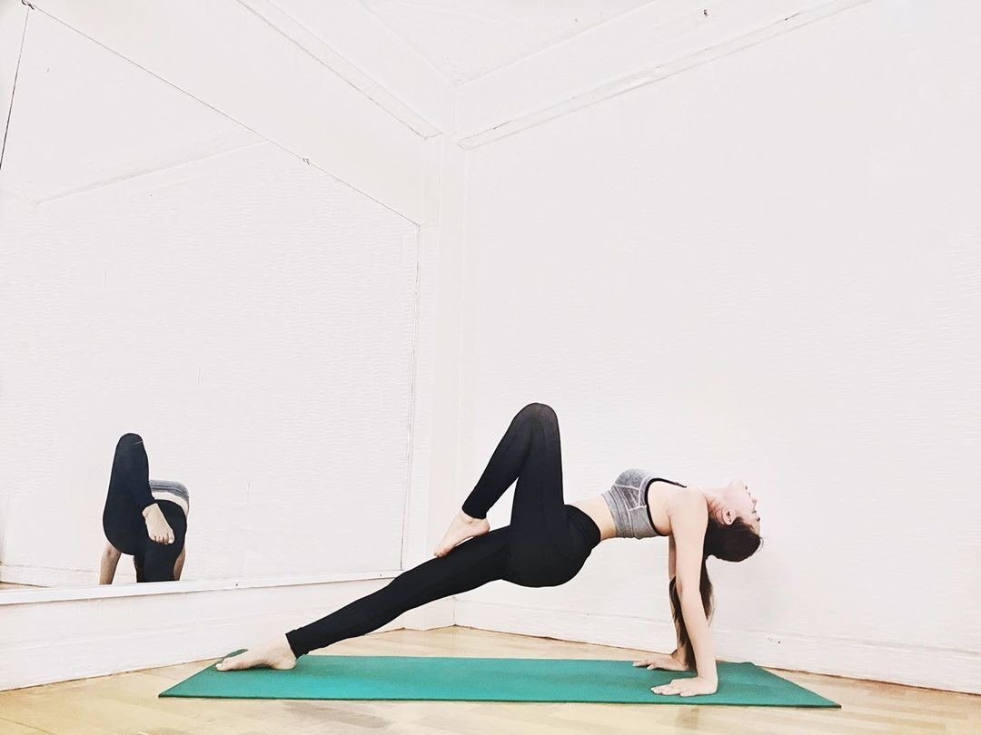 Jolie Nguyễn cho biết yoga là một trong những bộ môn cô có thể tập ngay tại nhà, không cần phải di chuyển đến phòng tập