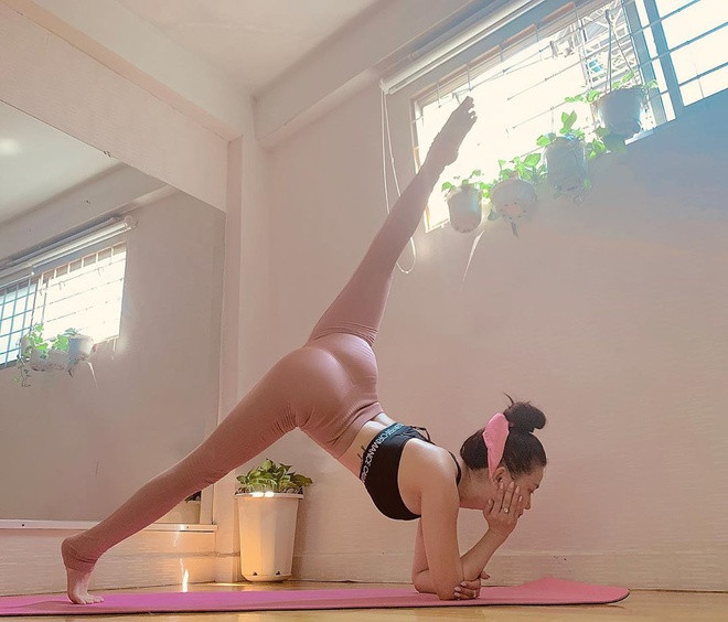 Sĩ Thanh có thể thực hiện nhiều dáng yoga khó nhằn. Ảnh: Internet, FBNV.