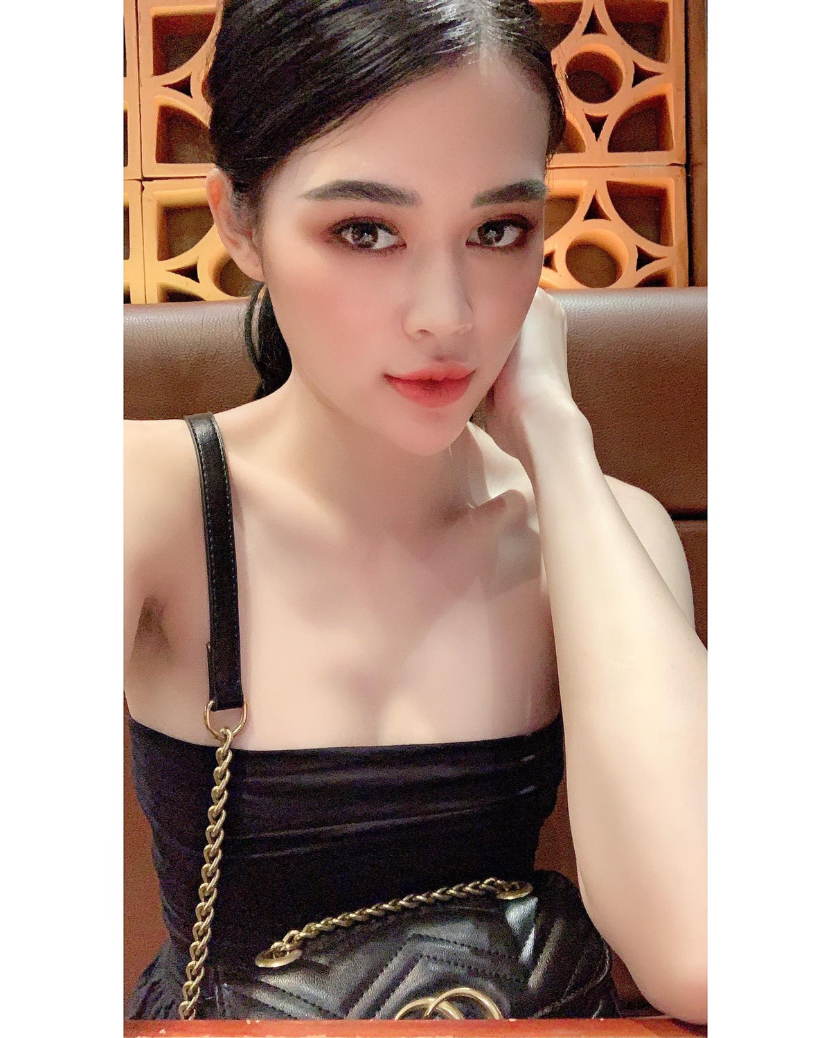 Trâm Anh cũng hay diện các mẫu áo quây tôn vòng một đầy đặn và bờ vai thon thả.