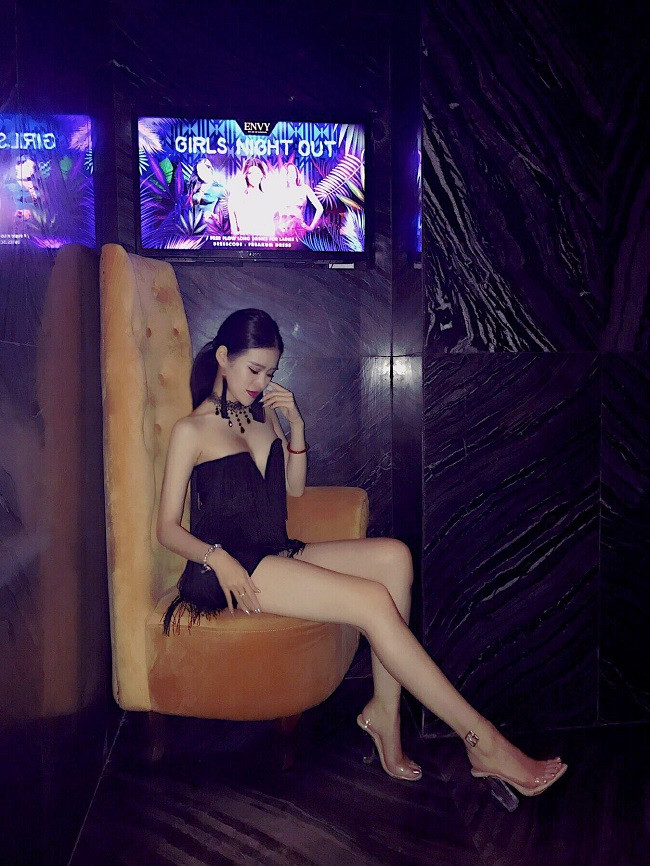 Còn lúc đi tiệc tùng cùng bạn bè, người đẹp mặc hở bạo hơn với những kiểu áo hở vai, cut out ở phần ngực. 