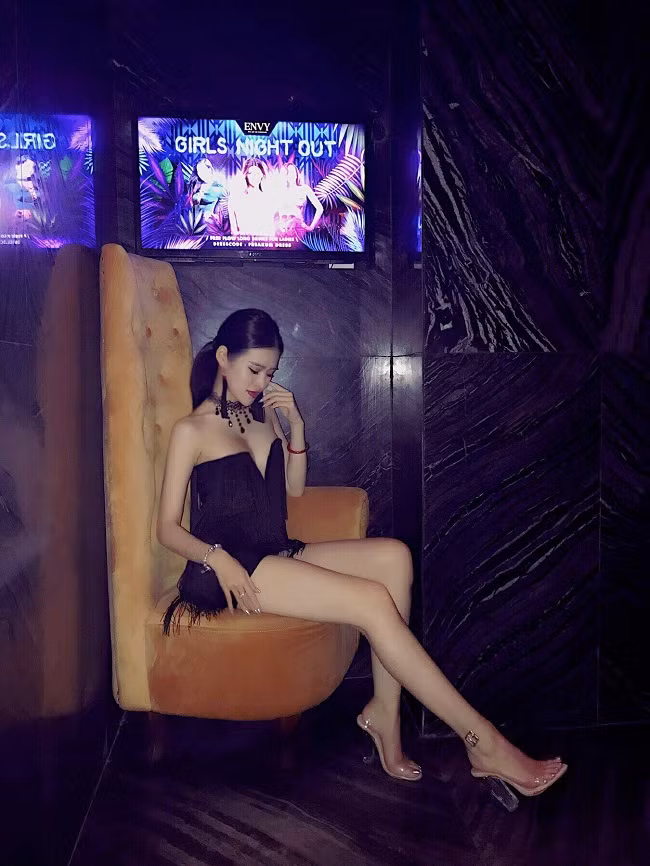 Còn lúc đi tiệc tùng cùng bạn bè, người đẹp mặc hở bạo hơn với những kiểu áo hở vai, cut out ở phần ngực. 