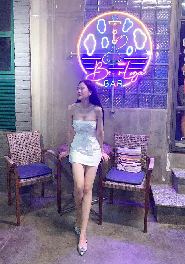 Khi rời đồng phục bay, người đẹp 28 tuổi sở hữu gu thời trang gợi cảm, sành điệu không kém các hot girl.