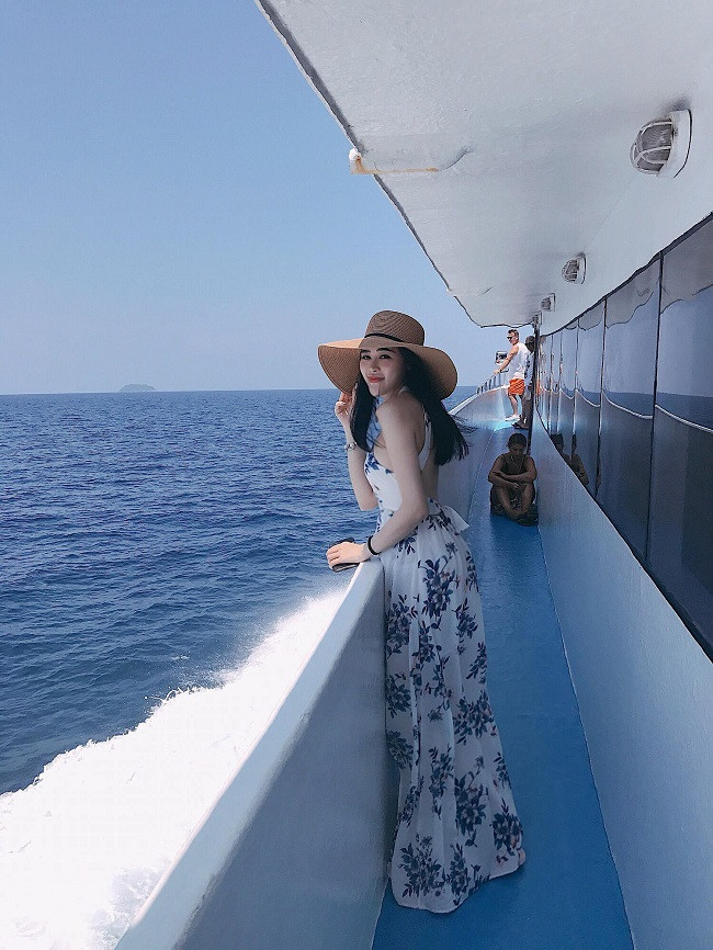 Đi du lịch, nữ tiếp viên hàng không toát lên vẻ dịu dàng, nữ tính khi diện đầm maxi họa tiết chấm gót, hở lưng trần gợi cảm.