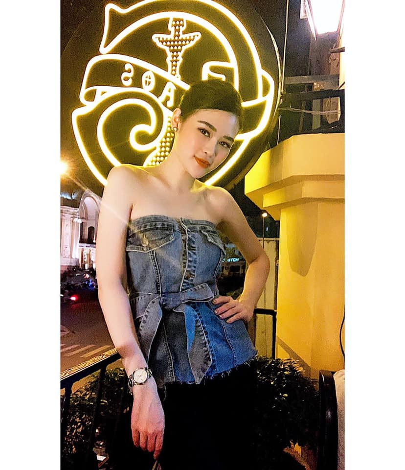 Người đẹp trông cá tính pha chút gợi cảm với chiếc áo jeans dáng quây.