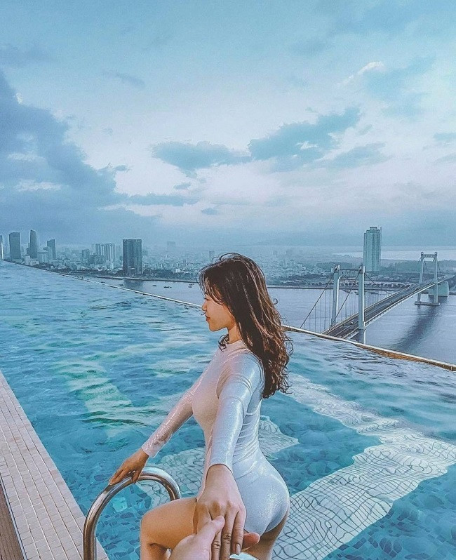 Thân hình cong chuẩn "đường hồ cát" của Trâm Anh được khoe trọn trong set bodysuit gợi cảm.