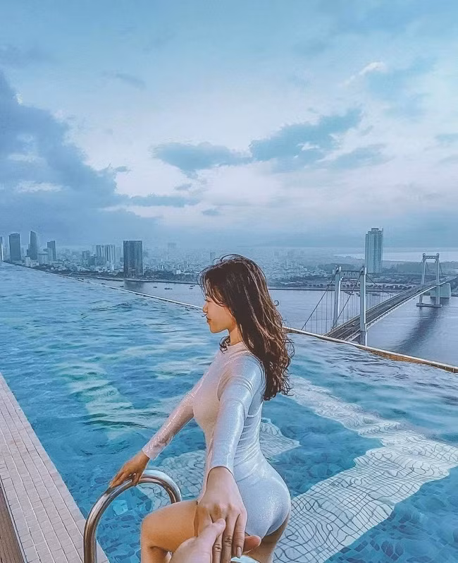 Thân hình cong chuẩn "đường hồ cát" của Trâm Anh được khoe trọn trong set bodysuit gợi cảm.