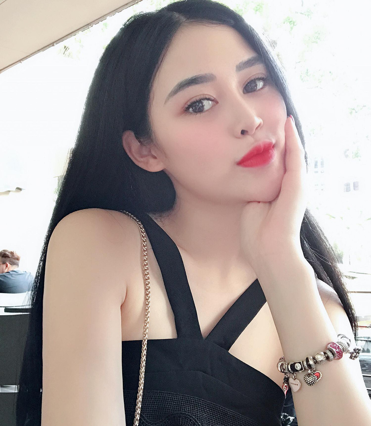 Sở hữu bờ vai thon thả và trắng nõn, Trâm Anh tự tin chọn các kiểu trang phục cúp ngực cách điệu.