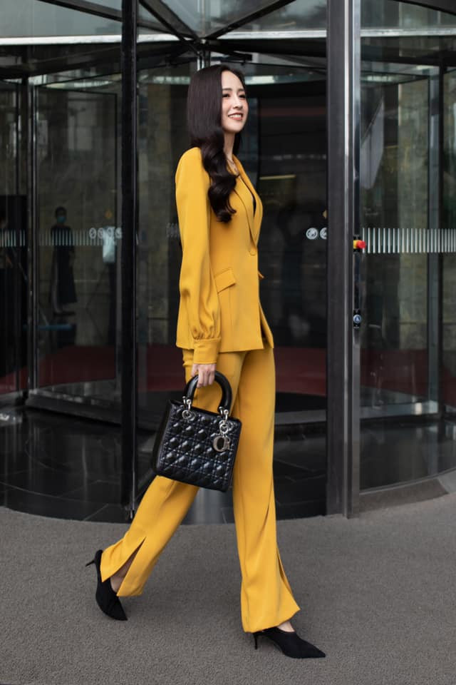 Khi tham gia các sự kiện quan trọng, người đẹp chuộng các mẫu suit hợp mốt, chỉnh chu.