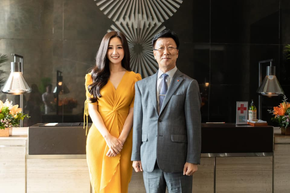 Mai Phương Thúy rất chuộng các trang phục màu sáng bắt mắt mỗi khi tham gia sự kiện.