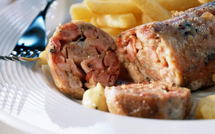 Loại xúc xích này rất phổ biến, bạn sẽ tìm thấy chúng trên thực đơn của hầu hết quán rượu ở Pháp. Một hiệp hội riêng là AAAAA (Amicale des Amateurs d’Authentiques Andouillettes) được thành lập từ năm 1970, cung cấp giải thưởng và giấy chứng nhận cho các nhà sản xuất andouillettes tốt nhất.