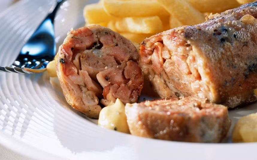 Loại xúc xích này rất phổ biến, bạn sẽ tìm thấy chúng trên thực đơn của hầu hết quán rượu ở Pháp. Một hiệp hội riêng là AAAAA (Amicale des Amateurs d’Authentiques Andouillettes) được thành lập từ năm 1970, cung cấp giải thưởng và giấy chứng nhận cho các nhà sản xuất andouillettes tốt nhất.