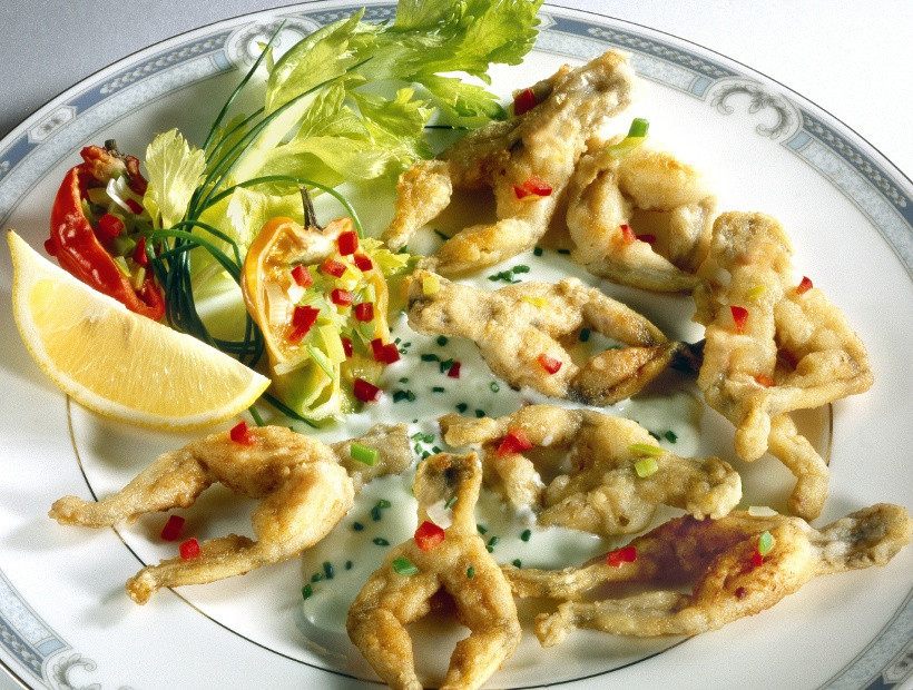 Cuisses de Grenouilles (chân ếch): Nó có vị như cánh gà và cũng là món ăn truyền thống ở Pháp. Hiện nay, ếch là một loài được bảo vệ ở Pháp. Tuy nhiên, bạn vẫn sẽ thấy món ăn từ chân ếch trong những quán rượu kiểu cổ trên toàn quốc. Ếch được nhập khẩu từ châu Á, nơi chúng cũng được coi là thực phẩm phù hợp.