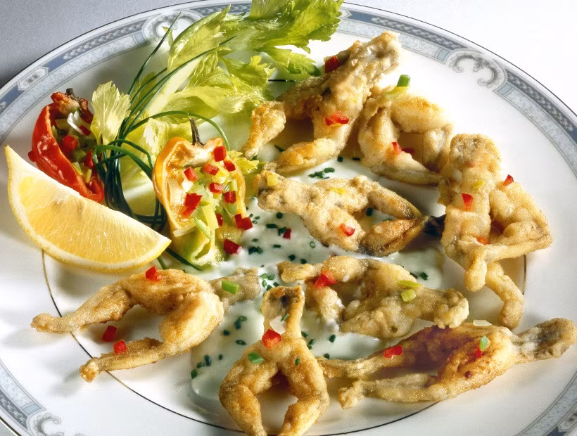 Cuisses de Grenouilles (chân ếch): Nó có vị như cánh gà và cũng là món ăn truyền thống ở Pháp. Hiện nay, ếch là một loài được bảo vệ ở Pháp. Tuy nhiên, bạn vẫn sẽ thấy món ăn từ chân ếch trong những quán rượu kiểu cổ trên toàn quốc. Ếch được nhập khẩu từ châu Á, nơi chúng cũng được coi là thực phẩm phù hợp.