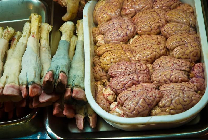 Não chiên: Người Pháp thích ăn não cừu, còn não bê và bò thường được sử dụng làm bánh nướng. Mặc dù trông các bộ não rất đáng sợ tại các cửa hàng thịt nhưng khi được chiên chín, rắc muối, hạt tiêu và thêm rau mùi, chanh món ăn có vẻ không quá tệ. Đây được gọi là Sautéed Cervaux (não chiên) trong thực đơn của Pháp.