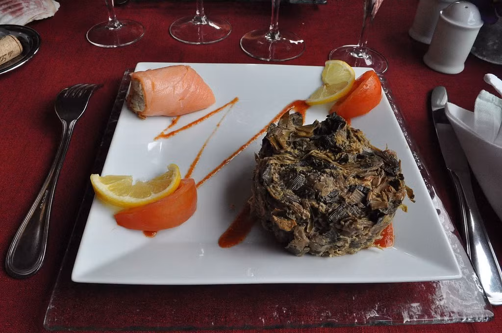 Farci Poitevin: Là một đặc sản của vùng Poitou-Charentes. Món ăn này là hỗn hợp của rau bina, cây me chua, cải bắp, bột mì, trứng, thịt lợn tươi và thịt hun khói. Tất cả được bọc trong một lớp lá cải và nấu trong lò nướng khoảng 3 giờ. Món ăn này được phục vụ nóng hoặc lạnh như món khai vị hay món chính. Ảnh: Internet.