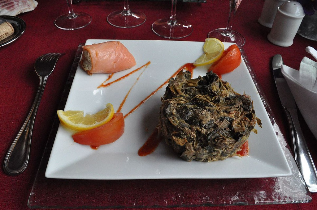 Farci Poitevin: Là một đặc sản của vùng Poitou-Charentes. Món ăn này là hỗn hợp của rau bina, cây me chua, cải bắp, bột mì, trứng, thịt lợn tươi và thịt hun khói. Tất cả được bọc trong một lớp lá cải và nấu trong lò nướng khoảng 3 giờ. Món ăn này được phục vụ nóng hoặc lạnh như món khai vị hay món chính. Ảnh: Internet.