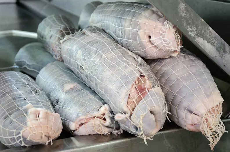 Tête de veau (đầu bê): Đây là một món ăn truyền thống của Pháp. Đầu bê được luộc với gia vị, sau đó cắt và ăn với nước sốt. Một công thức nước sốt phổ biến ăn kèm là nước sốt Gribiche, làm bằng cách trộn lòng đỏ trứng luộc với mù tạt và dầu hạt cải dầu.