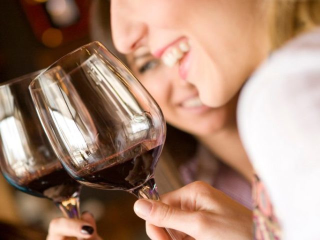 Rượu vang: Các nhà khoa học đã chỉ ra rằng thành phần tannin có trong rượu vang sẽ phá vỡ các phân tử chất béo và làm giảm cảm giác thèm ăn vào ban đêm.