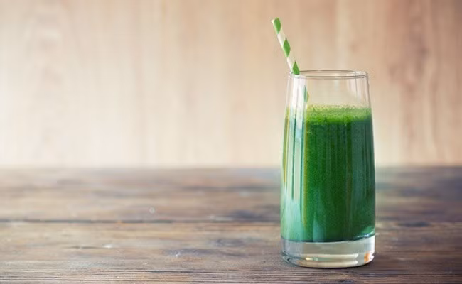 Nước ép bí đao: Bí đao cũng được xếp vào những loại thực phẩm tuyệt vời cho công cuộc giảm cân bởi trong bí đao chứa hợp chất hyterin - caperic giúp khống chế lượng đường chuyển hóa thành mỡ và ngăn ngừa tích tụ mỡ trong cơ thể.