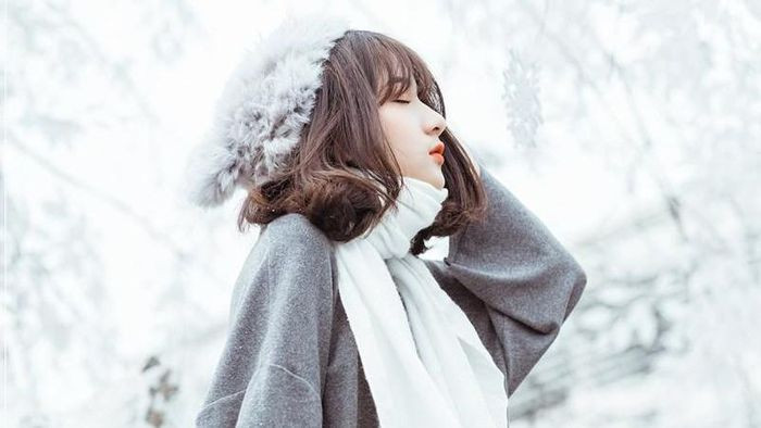 10. Tâm trạng ủ rũ: Nhiệt độ giảm, ban ngày ngắn lại khiến con người dễ bị thiếu vitamin D và rơi vào tâm trạng ủ rũ, chán chường. Hiện tượng này nặng, nhẹ tùy từng cá nhân; một số trường hợp nghiêm trọng sẽ chuyển thành chứng rối loạn cảm xúc theo mùa. Muốn giảm tâm trạng tiêu cực, các chuyên gia y tế khuyến cáo cộng đồng tập thể dục, dành thời gian phơi nắng và xem xét việc uống vitamin D bổ sung. Ảnh: Internet.