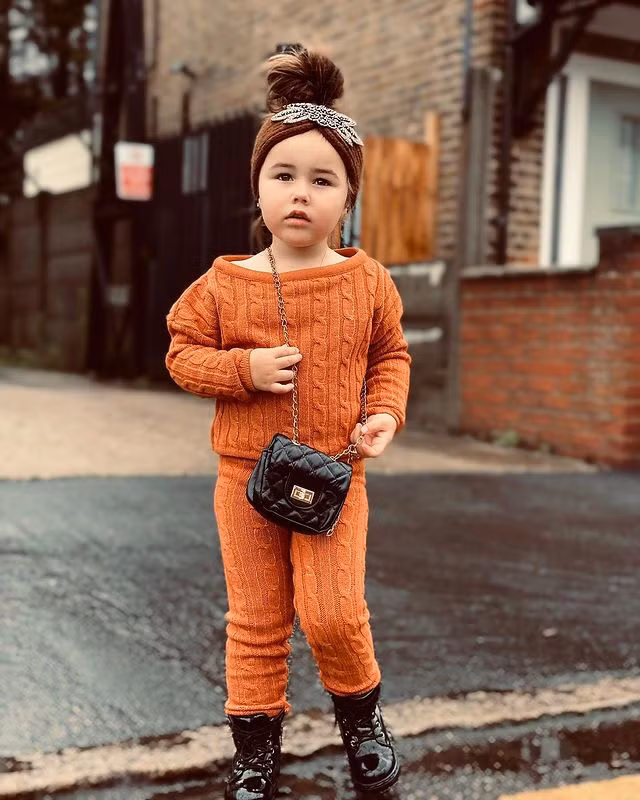 Tất cả hình ảnh đăng tải trên trang cá nhân của Sorenna đều do Hena tự chụp và chỉnh sửa để tiết kiệm chi phí phát sinh, cũng như giúp cô bé thoải mái tạo dáng.