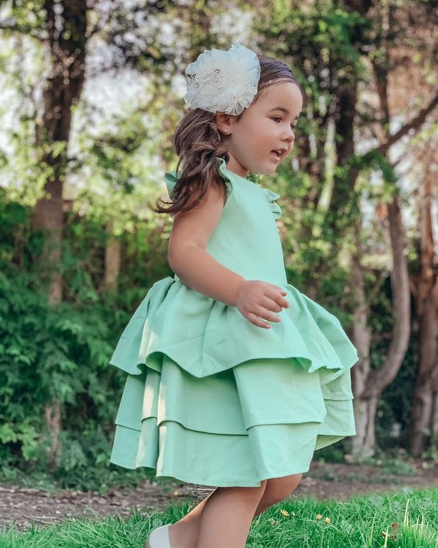 Cô bé 3 tuổi điệu đà với chiếc đầm xanh ngọc xếp tầng. Ảnh: Internet.