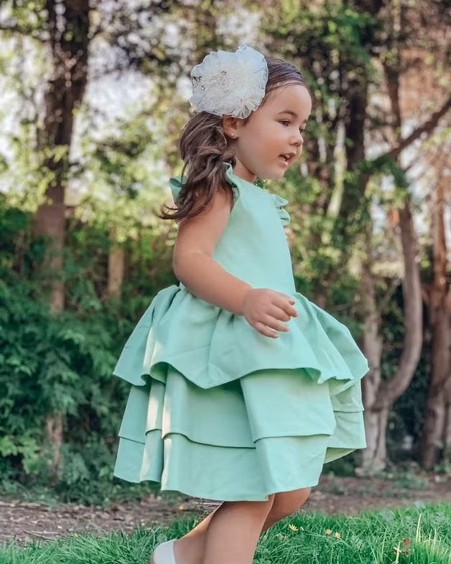 Cô bé 3 tuổi điệu đà với chiếc đầm xanh ngọc xếp tầng. Ảnh: Internet.