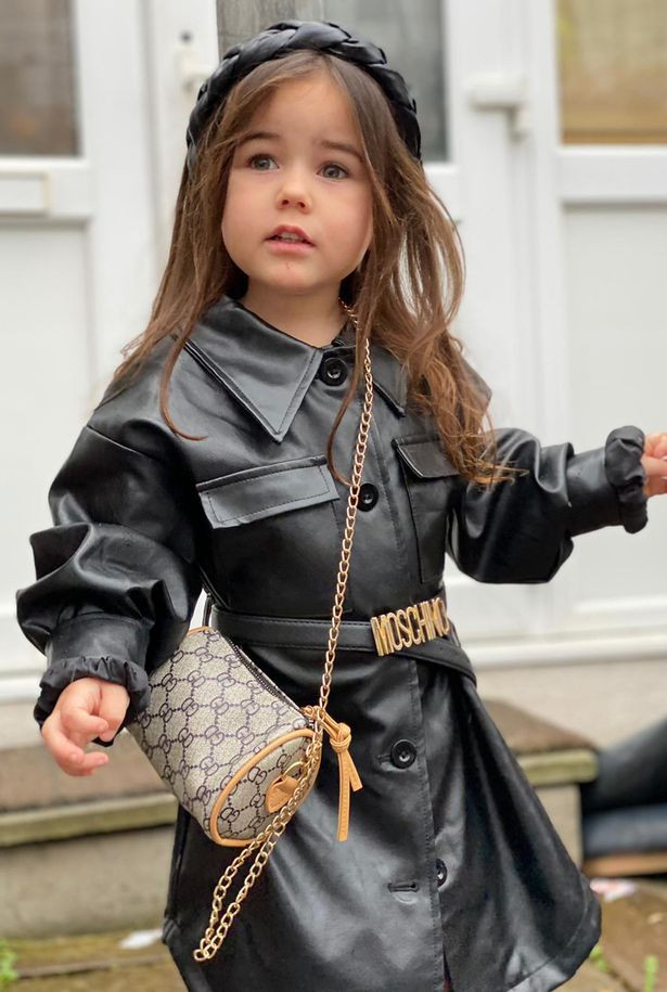 Lý giải cho điều này đến từ câu chuyện bà mẹ người Anh mong muốn con gái Sorenna tập quen dần với ăn mặc sành điệu và sau này trở thành diễn viên tên tuổi của Hollywood.