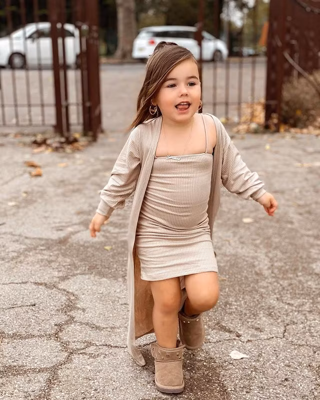 Đến nay, bà mẹ này đã chi hơn 27.000 USD (khoảng hơn 600 triệu đồng) mua sắm cho con gái với tổng số lượng khoảng 400 bộ trang phục.