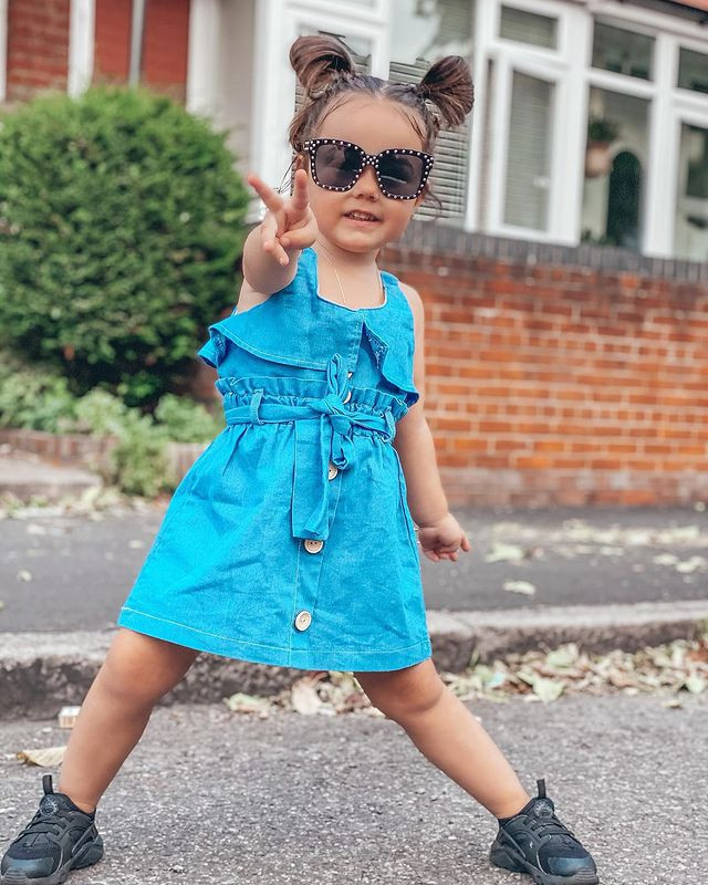 Không chỉ thế, việc chia sẻ hình ảnh hàng ngày cũng giúp bé gái 3 tuổi nhận được lời mời hợp tác cùng các thương hiệu quốc tế, trong đó có Moschino và Burberry.