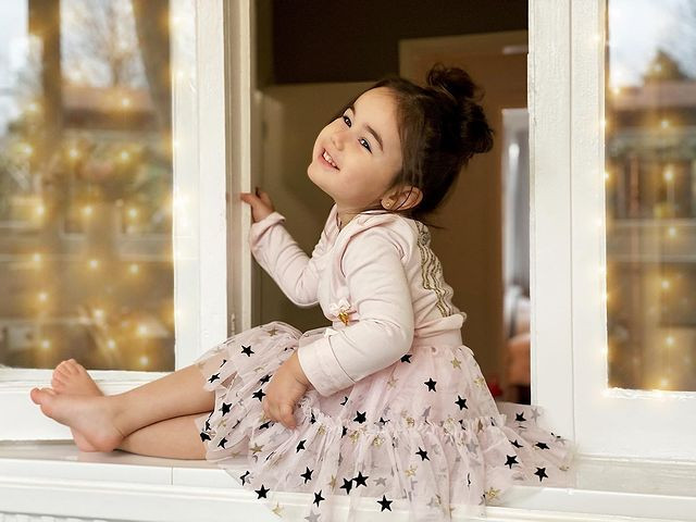 Hena chia sẻ: "Tôi nhận về nhiều phản ứng trái chiều từ dân mạng. Mọi người yêu cầu tôi ngưng mua quần áo đắt tiền và để bé được phát triển như những đứa trẻ khác". 