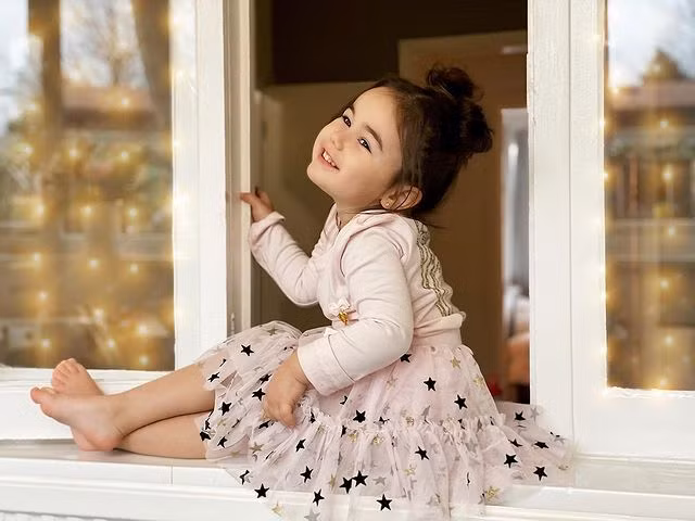 Hena chia sẻ: "Tôi nhận về nhiều phản ứng trái chiều từ dân mạng. Mọi người yêu cầu tôi ngưng mua quần áo đắt tiền và để bé được phát triển như những đứa trẻ khác". 